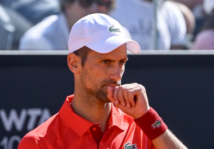 Nausea e vertigini per un preoccupato Djokovic: tifosi spaventati